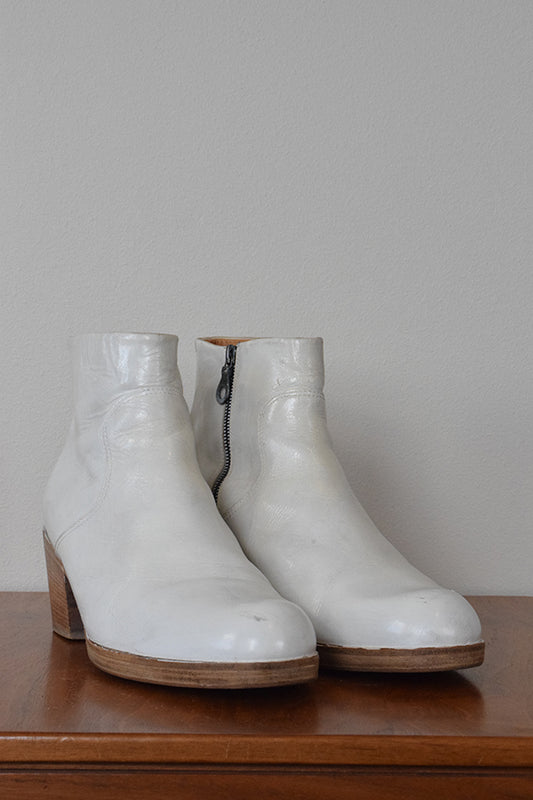 Martin Margiela FW 2007 Crackling White Paint Cuban Heel